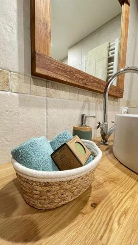 un livre dans un panier au-dessus d'un lavabo de salle de bain dans l'établissement 1 Bed apartment with PRIVATE COURTYARD, à Antibes