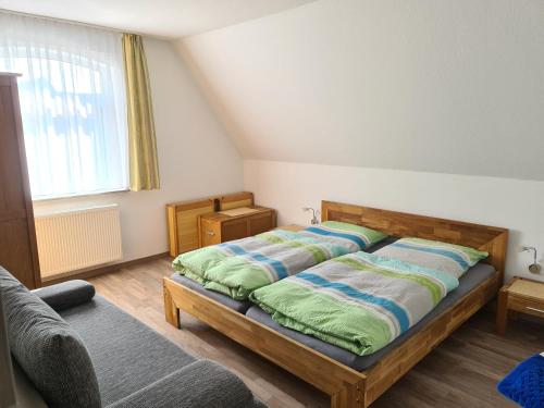 ein Schlafzimmer mit einem Bett in einem Zimmer in der Unterkunft Seevilla Wietjes Whg 5 in Baltrum
