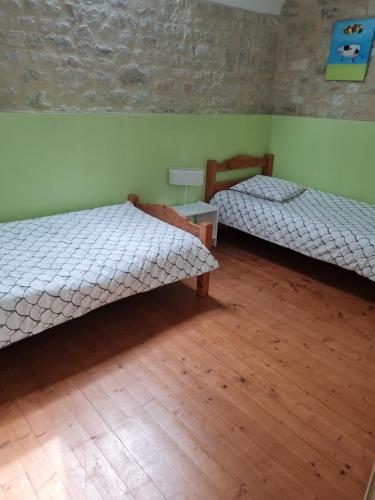 Ένα ή περισσότερα κρεβάτια σε δωμάτιο στο Gite de la Cour Vautier