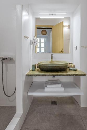 Gallery image of Ursa Major Suites in Tinos Town
