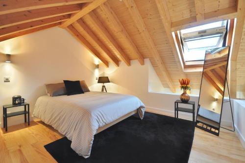 - une chambre avec un grand lit et une fenêtre dans l'établissement Sé do Porto - Loft with City View, à Porto