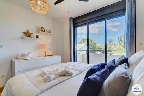 un soggiorno con divano e una grande finestra di Ocean Cottage 3 étoiles - 50 m2 - Etang Salé Les Bains a Étang-Salé les Bains