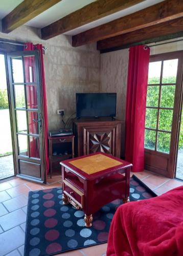 TV a/nebo společenská místnost v ubytování Gite Rural Charente Maritime