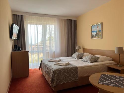 レバルにあるBumerangのベッドと大きな窓が備わるホテルルームです。