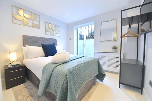 Ένα ή περισσότερα κρεβάτια σε δωμάτιο στο Waterloo Hub Residences