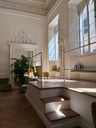 - un salon avec un escalier dans un bâtiment dans l'établissement Casa G. Firenze, à Florence