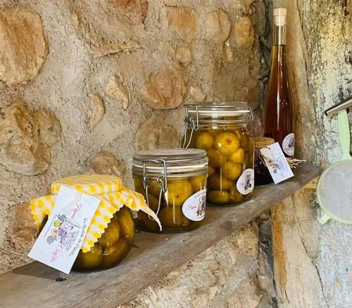 une étagère avec des pots de citrons dessus dans l'établissement La Bastide du Capelier - Gîte pour 4 personnes avec baignoire balnéothérapie, à Salernes