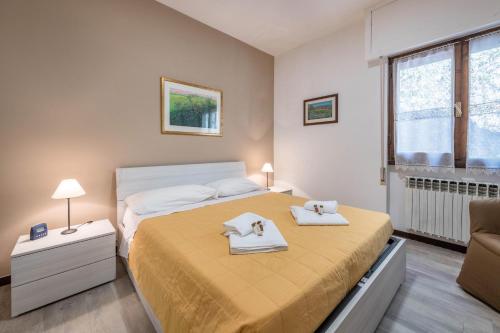 - une chambre avec un lit et 2 serviettes dans l'établissement Appartamento Emma, à Gardone Riviera