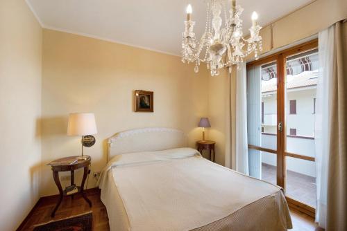 - une chambre avec un lit et un lustre dans l'établissement Casa di Oleg, à Diano Castello