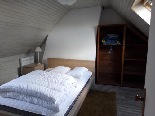 CommanaにあるPetite maison dans les Monts d'Arrée TY COZのベッド(白い毛布、枕付)