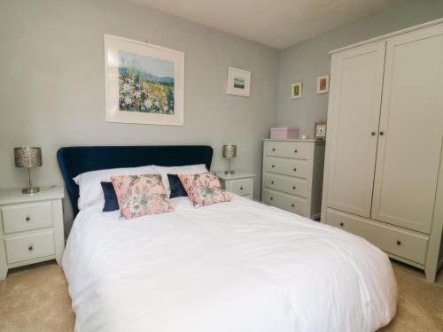 Postel nebo postele na pokoji v ubytování Cornerways, 8 North Lane