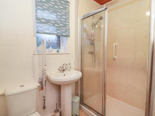 Koupelna v ubytování Cornerways, 8 North Lane