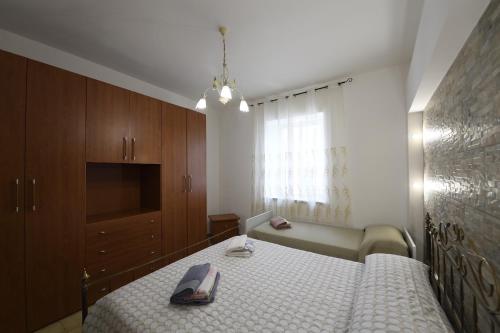 ein Schlafzimmer mit einem Bett und einem Handtuch darauf in der Unterkunft Alloggio Turistico Zio Benny in Fondi