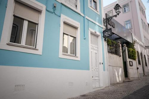 um edifício azul e branco ao lado de uma rua em Local House Lisbon em Lisboa