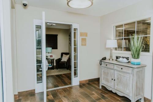 A kitchen or kitchenette at Sonesta Simply Suites Minneapolis Richfield