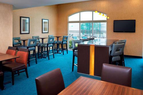 TV a/nebo společenská místnost v ubytování Sonesta ES Suites Detroit Warren