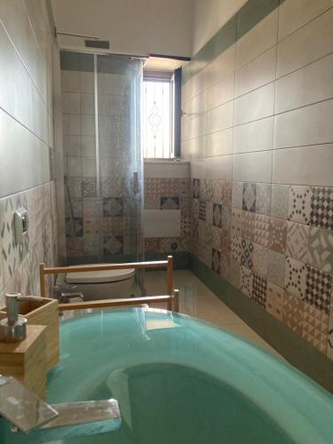 A bathroom at Masseria Le Zavattole
