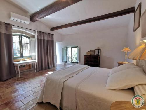 1 dormitorio con 1 cama grande en una habitación en Villa Verde Suite familiale100M2, 2 chambres, terrasse privative Possibilité table d'hôte en Boisseron