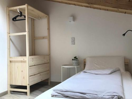 um quarto com uma cama e uma estante de livros em Appartamento "Via Ferrata" - aut SUAP 16836 em Mori