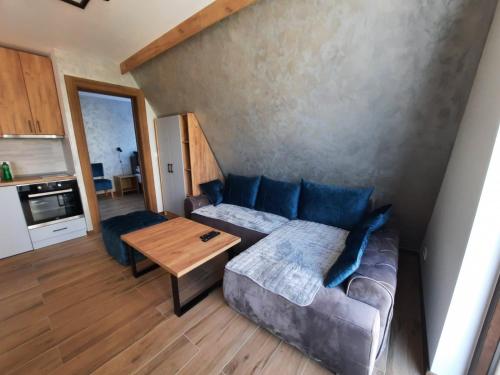 un soggiorno con un divano e un tavolo di Apartman Milovanović a Divčibare