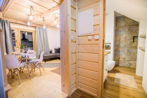 een kamer met een houten deur naar een eetkamer bij Apartament Kierunek Tatry in Bukowina Tatrzańska