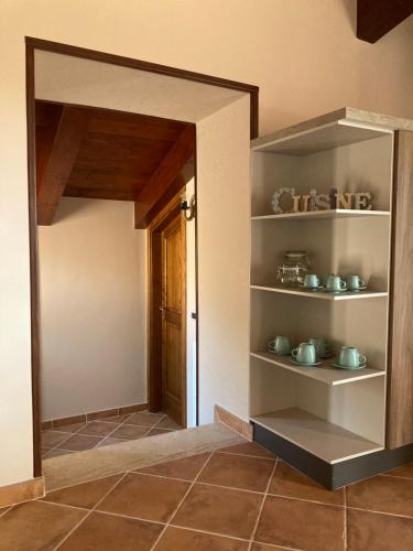 a room with a door open to a room with a kitchen at Masseria Le Zavattole in Sasso