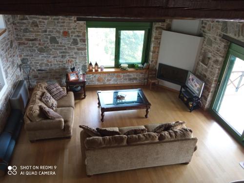 Posezení v ubytování Villa Sklithro in the heart of the forest with magnificent view of the sea just 10 minutes from it