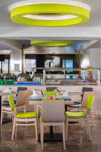 Εστιατόριο ή άλλο μέρος για φαγητό στο Semiramis City Hotel