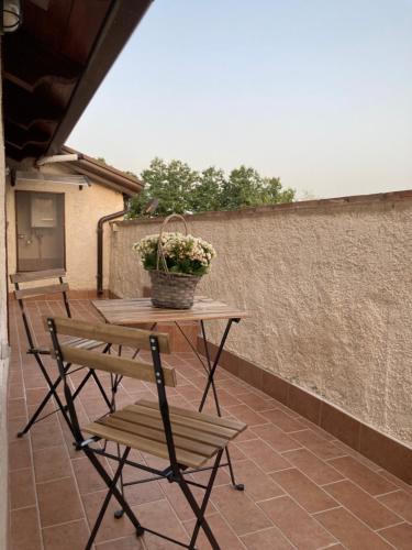 a table and chairs on a patio with a potted plant at Masseria Le Zavattole in Sasso