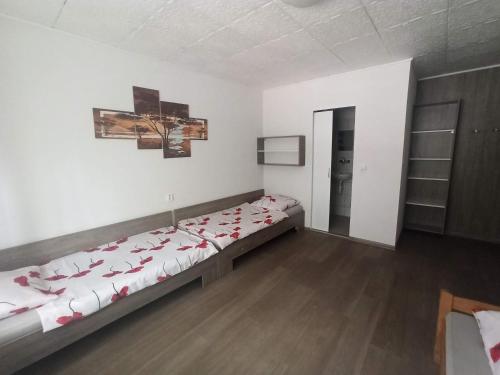 sypialnia z 2 łóżkami w pokoju w obiekcie Motel Šofér w mieście Volkovce