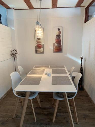 a white table and chairs in a room at Ferienhaus Lilly am Silbersee in Frielendorf