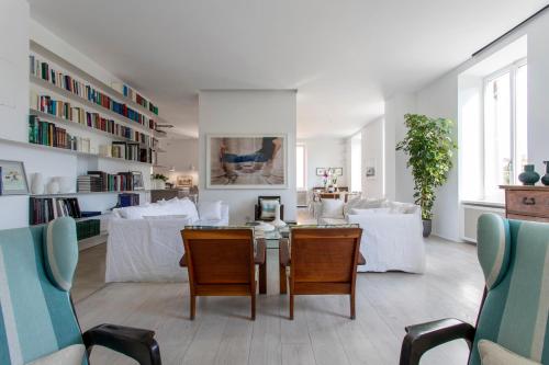 A seating area at Piazza Fanti Luxury Apartments