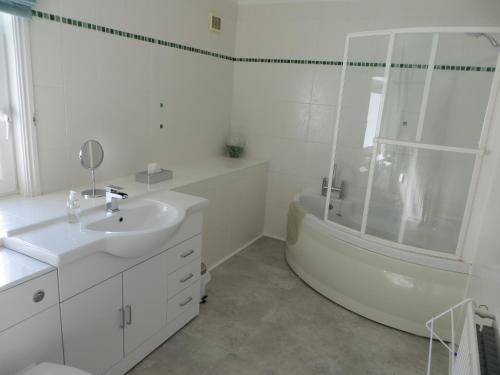 A bathroom at Lochwood Guest House Wing
