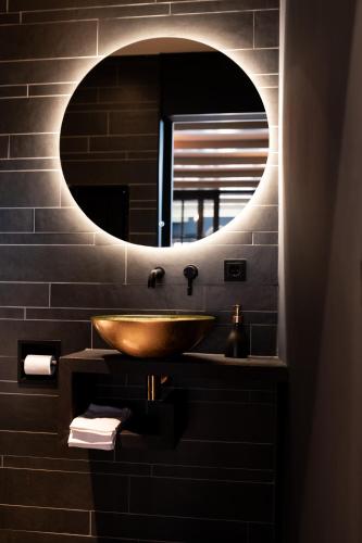 a bathroom with a sink and a mirror at De Edelsmederij in Schoonhoven