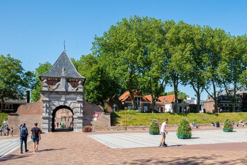 a group of people walking in front of a building at De Edelsmederij in Schoonhoven
