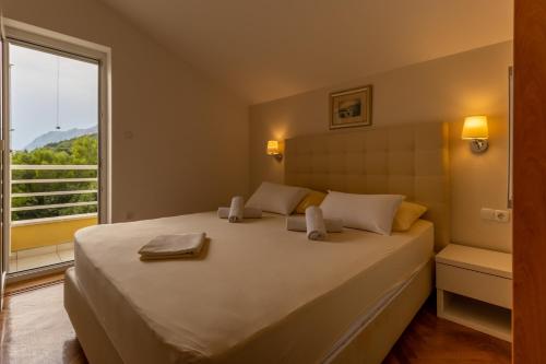 Posteľ alebo postele v izbe v ubytovaní Luxury Apartments Villa Ruzmarina with New heated Infinity Pool and Lounge Area