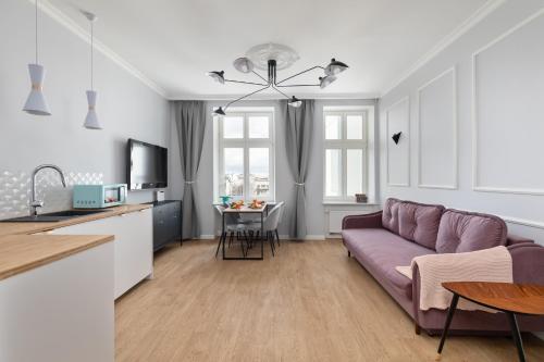 Televízia a/alebo spoločenská miestnosť v ubytovaní Noakowskiego 16 - Premium Designed Apartments by Noclegi Renters