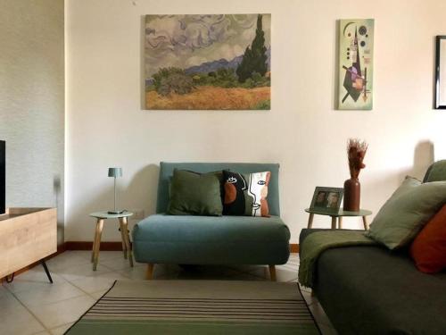 un soggiorno con divano e sedia di Maison Matisse a Siracusa