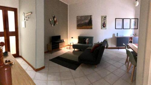 un soggiorno con divano e tavolo di Maison Matisse a Siracusa