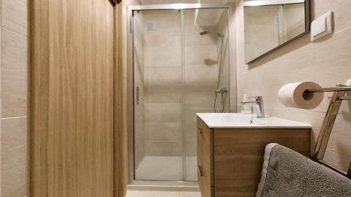 un bagno con doccia e lavandino di Elite Residence 2C a Portimão