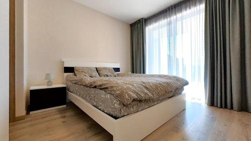 una camera da letto con un letto e una grande finestra di Elite Residence 2C a Portimão