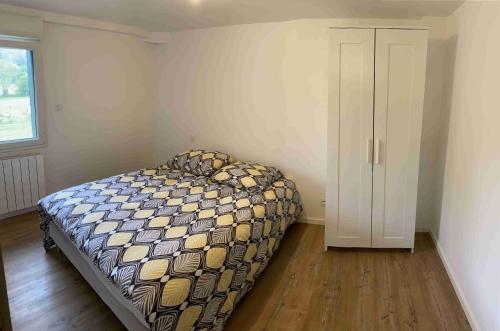 - une chambre avec un lit et une armoire blanche dans l'établissement La Maison de FRED, à Tourville-sur-Pont-Audemer