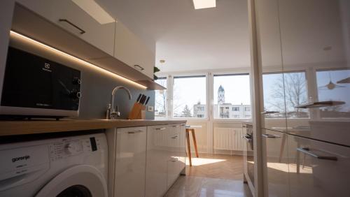uma cozinha com máquina de lavar e secar roupa em Sunnyside Apartment in the City Center em Ljubljana