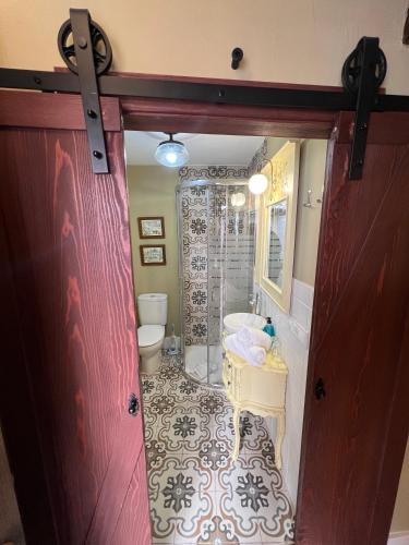 a bathroom with a tub and a sink and a toilet at Retiro del Teatro Almagro in Almagro