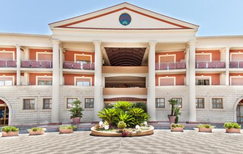 une vue sur l'extérieur d'un bâtiment avec des plantes dans l'établissement Akiris Bilo, à Nova Siri Marina