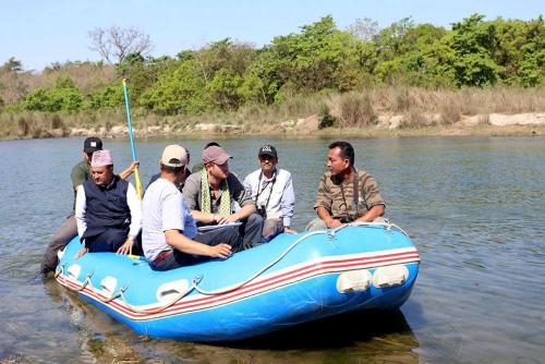 um grupo de pessoas sentadas numa jangada na água em Mango Tree Lodge em Bhurkīā