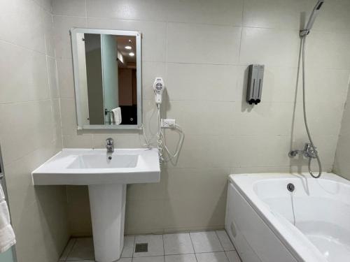 a white bathroom with a sink and a bath tub at 苓旅萬年-LIN INN Wan Nian in Taipei