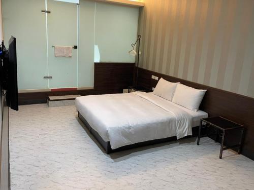 a bedroom with a large bed and a shower at 苓旅萬年-LIN INN Wan Nian in Taipei