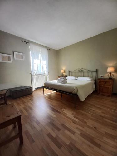 una camera con letto e pavimento in legno di Locanda del Sale a Genova