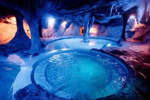 a pool of water in a cave in a cave at Vila Ventura Ecoresort in Viamão